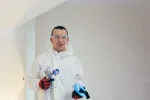 Airless a HEA stříkací systémy nanášejí barvu v souvislé tenké vrstvě a zrychlují výmalbu interiéru až o 60 %.