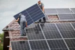 Fotovoltaické panely začnou od příštího roku povinně obsazovat některé střechy