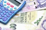 Srovnávání soukromých úspor občanů v bankách se státním dluhem vyvolalo mezi ekonomy a politiky ostré reakce. Srovnávání soukromých úspor občanů v bankách se státním dluhem vyvolalo mezi ekonomy a politiky ostré reakce.