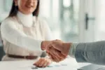 Manažeři při pohovorech z některých uchazečů cítí konkurenci. Manažeři při pohovorech z některých uchazečů cítí konkurenci.