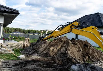 Bez povolení postavil dům s bazénem na zemědělském pozemku. O patnáct let později stát nařídil demolici