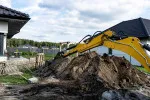 Bez povolení postavil dům s bazénem na zemědělském pozemku. O patnáct let později stát nařídil demolici