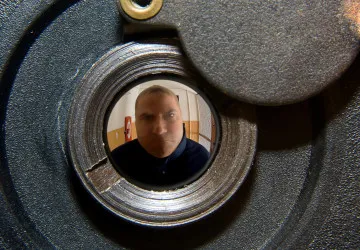Lidé se bojí a začali tak přelepovat svá kukátka v bytech. Je to správná cesta?