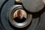 Lidé se bojí a začali tak přelepovat svá kukátka v bytech. Je to správná cesta?