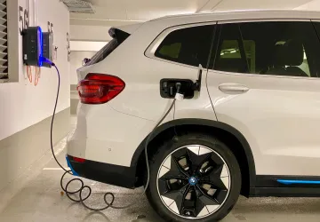 Nabíječek elektromobilů přibývá, jejich povinné instalace se ale obchodníkům nelíbí