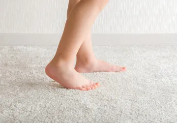 Položení kvalitního koberce na chladnou podlahu výrazně zvyšuje pocitovou teplotu v místnosti a brání zbytečným únikům tepla. Položení kvalitního koberce na chladnou podlahu výrazně zvyšuje pocitovou teplotu v místnosti a brání zbytečným únikům tepla.