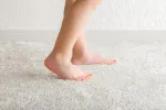 Položení kvalitního koberce na chladnou podlahu výrazně zvyšuje pocitovou teplotu v místnosti a brání zbytečným únikům tepla. Položení kvalitního koberce na chladnou podlahu výrazně zvyšuje pocitovou teplotu v místnosti a brání zbytečným únikům tepla.