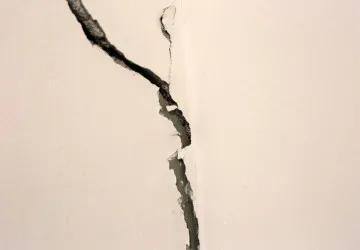 Prasklina ve zdi může skrývat víc problémů, než se na první pohled zdá