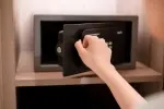 Kam s hotovostí doma, aby ji zloděj nenašel jako první?