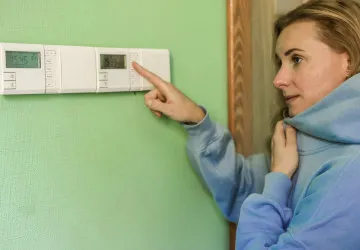 Programovatelné a chytré termostaty umožňují nastavit odlišné teploty pro denní režim, spánek i dobu vaší nepřítomnosti. Programovatelné a chytré termostaty umožňují nastavit odlišné teploty pro denní režim, spánek i dobu vaší nepřítomnosti.