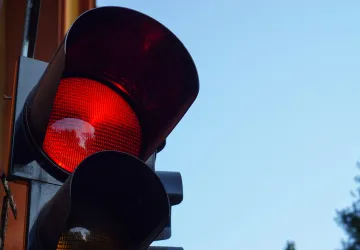 Stání na semaforech zbytečně prodlužuje zpoždění spojů MHD
