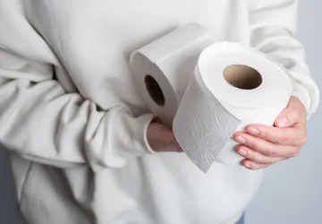 Na tento trik budete potřebovat celou roli toaletního papíru