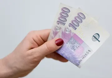 Vláda chce každému seniorovi přidat 2 000 korun