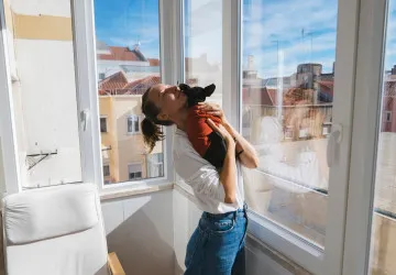 Housesitting nabízí cestovatelům bezplatné ubytování výměnou za péči o domácí mazlíčky a chod domácnosti. Housesitting nabízí cestovatelům bezplatné ubytování výměnou za péči o domácí mazlíčky a chod domácnosti.