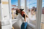Housesitting nabízí cestovatelům bezplatné ubytování výměnou za péči o domácí mazlíčky a chod domácnosti. Housesitting nabízí cestovatelům bezplatné ubytování výměnou za péči o domácí mazlíčky a chod domácnosti.