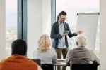 Vláda škrtá miliardy, kvůli nimž může pracovní trh narazit