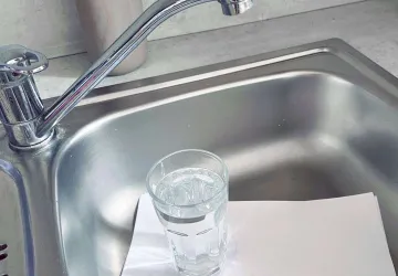 Sklenice vody a papír mohou bránit zápachu.