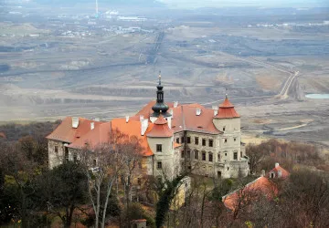 Zámek Jezeří v popředí uhelného dolu