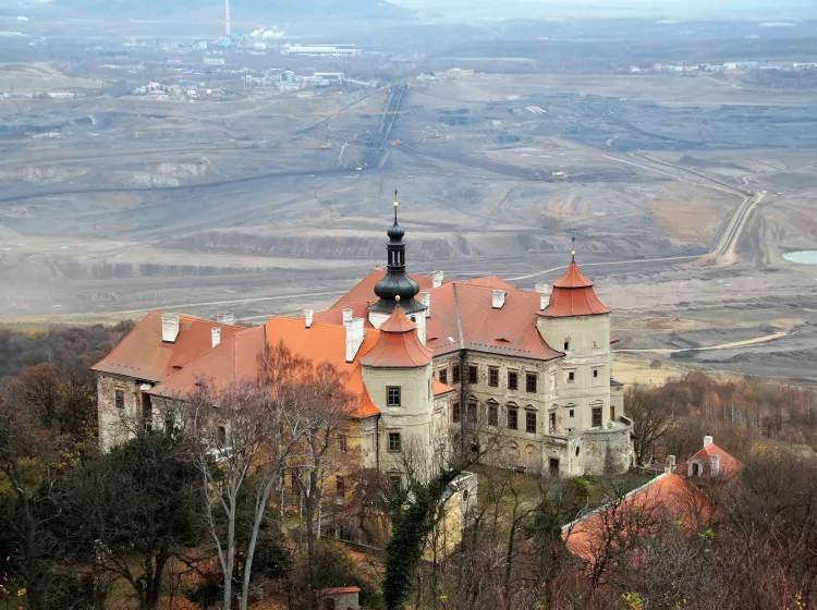 Zámek Jezeří v popředí uhelného dolu