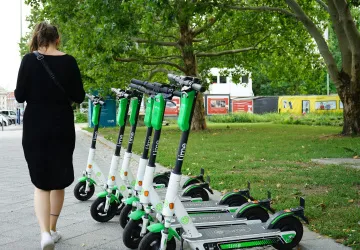 Elektrické koloběžky a někdy i sdílená kola mizí z ulic světových metropolí