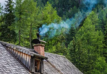 Jeden komín dokáže někdy „otrávit“ vzduch na celé vesnici