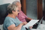 Tradiční platby složenek, roznos důchodů i podávání dopisů přímo u přepážky v posledních letech výrazně podražily. Například zasíláním důchodu na účet ušetří senioři ročně přes tisícovku.