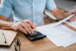 Vytvořit si dostatečnou finanční rezervu na důchod vyžaduje ve 40 letech jasný plán a pravidelné investování. Vytvořit si dostatečnou finanční rezervu na důchod vyžaduje ve 40 letech jasný plán a pravidelné investování.