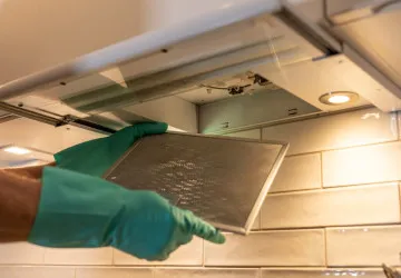 Pokud cítíte v bytě pachy, na vině nemusí být vždy digestoř. 