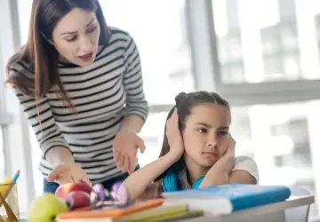 Přehnaná péče někdy zní jako starost – dítě ji ale slyší jako kritiku Přehnaná péče někdy zní jako starost – dítě ji ale slyší jako kritiku