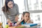 Přehnaná péče někdy zní jako starost – dítě ji ale slyší jako kritiku Přehnaná péče někdy zní jako starost – dítě ji ale slyší jako kritiku