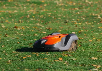 Na podzim je nutné zkontrolovat stav robotické sekačky.