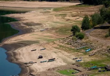 Někteří lidé nevěří, že fotky lodí na souši nejsou dílem AI