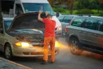 Pokud byste červeně svítící kontrolku paliva ignorovali, může dojít k přehřátí motoru.
