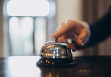 Stále více hotelů si vybírá, koho přivítá na recepci