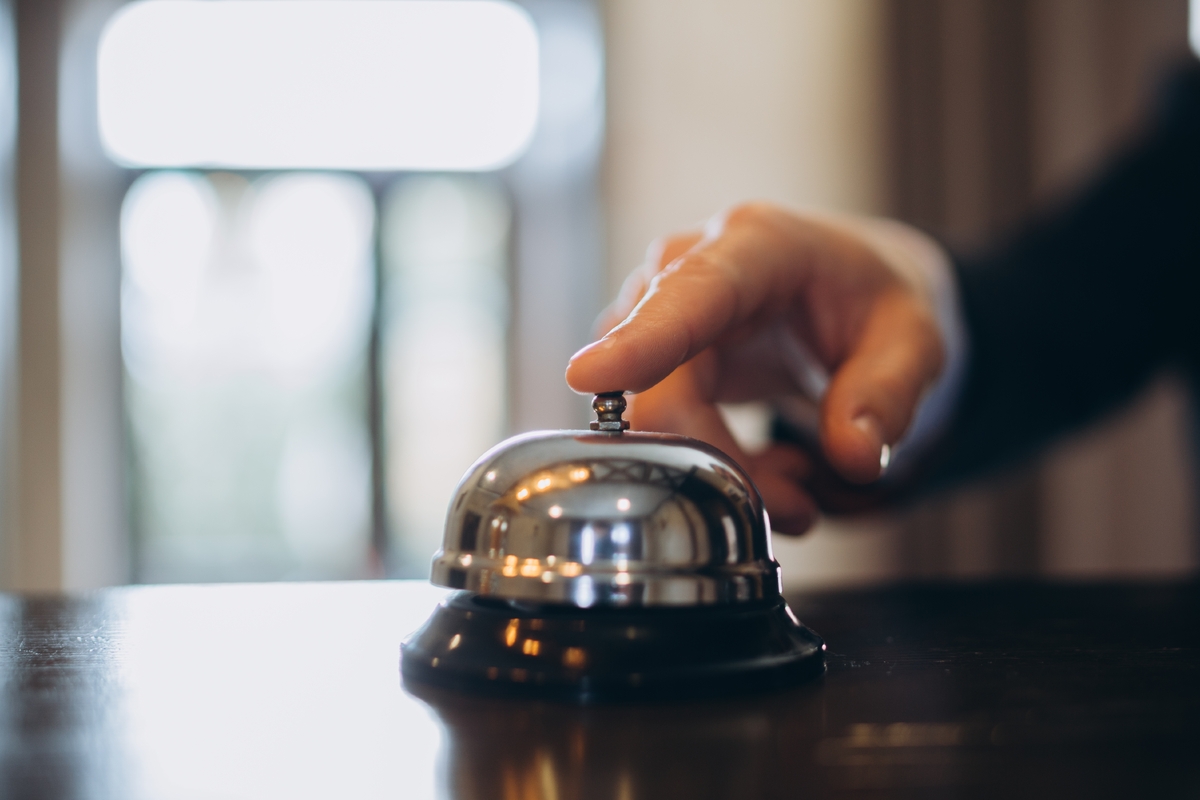 Stále více hotelů si vybírá, koho přivítá na recepci
