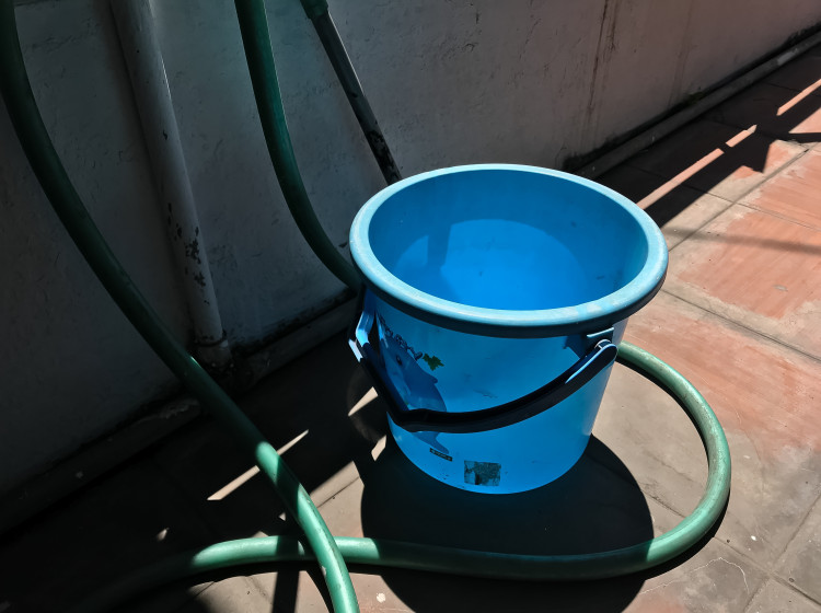 Obyčejný kyblík na balkoně je vítaným pomocníkem.