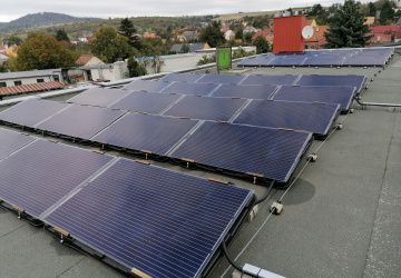 Solární panely na střeše prodejny COOP