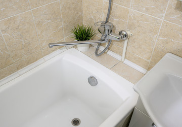 Tato dokonale nevypadá koupelna pořád, přijde, čas, kdy je třeba utěsnit spáry. Tato dokonale nevypadá koupelna pořád, přijde, čas, kdy je třeba utěsnit spáry.