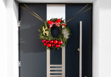 Jak na dveře elegantně pověsit vánoční věnec? Jak na dveře elegantně pověsit vánoční věnec?