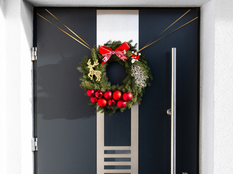 Jak na dveře elegantně pověsit vánoční věnec?
