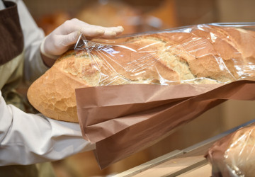 Papírové a plastové sáčky jsou pro skladování pečiva nevhodné