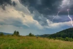 Bouřky přinesou i silné blesky a nárazy větru kolem 70 km/h