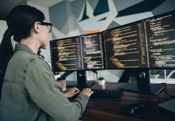 Nejvyšší nástupní mzdy v Česku nabízejí mezinárodní technologické firmy softwarovým inženýrům a datovým analytikům.