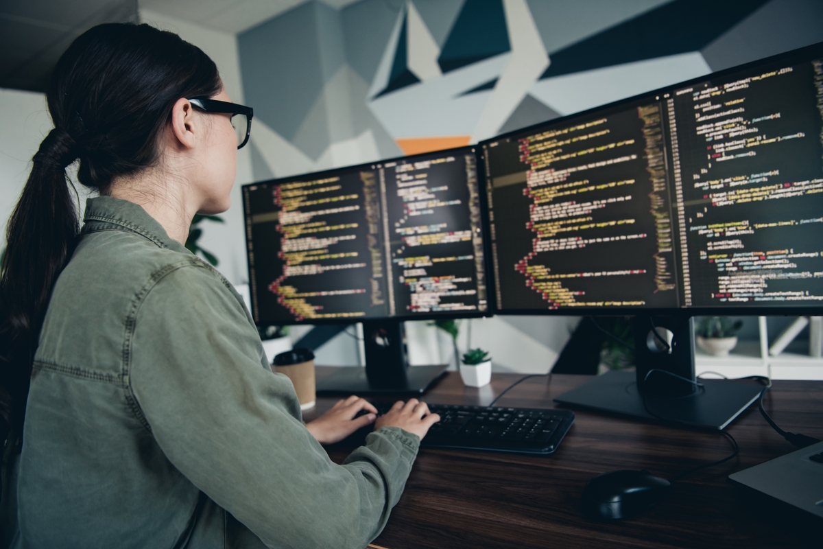 Nejvyšší nástupní mzdy v Česku nabízejí mezinárodní technologické firmy softwarovým inženýrům a datovým analytikům.