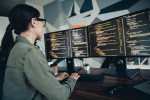 Nejvyšší nástupní mzdy v Česku nabízejí mezinárodní technologické firmy softwarovým inženýrům a datovým analytikům.