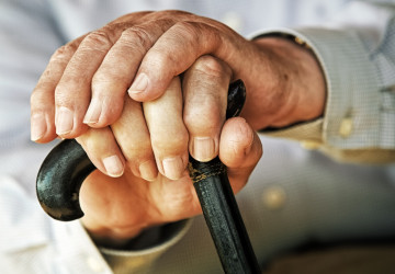 Mnoho seniorů potřebuje péči, ale o příspěvek nepožádají. Mnoho seniorů potřebuje péči, ale o příspěvek nepožádají.