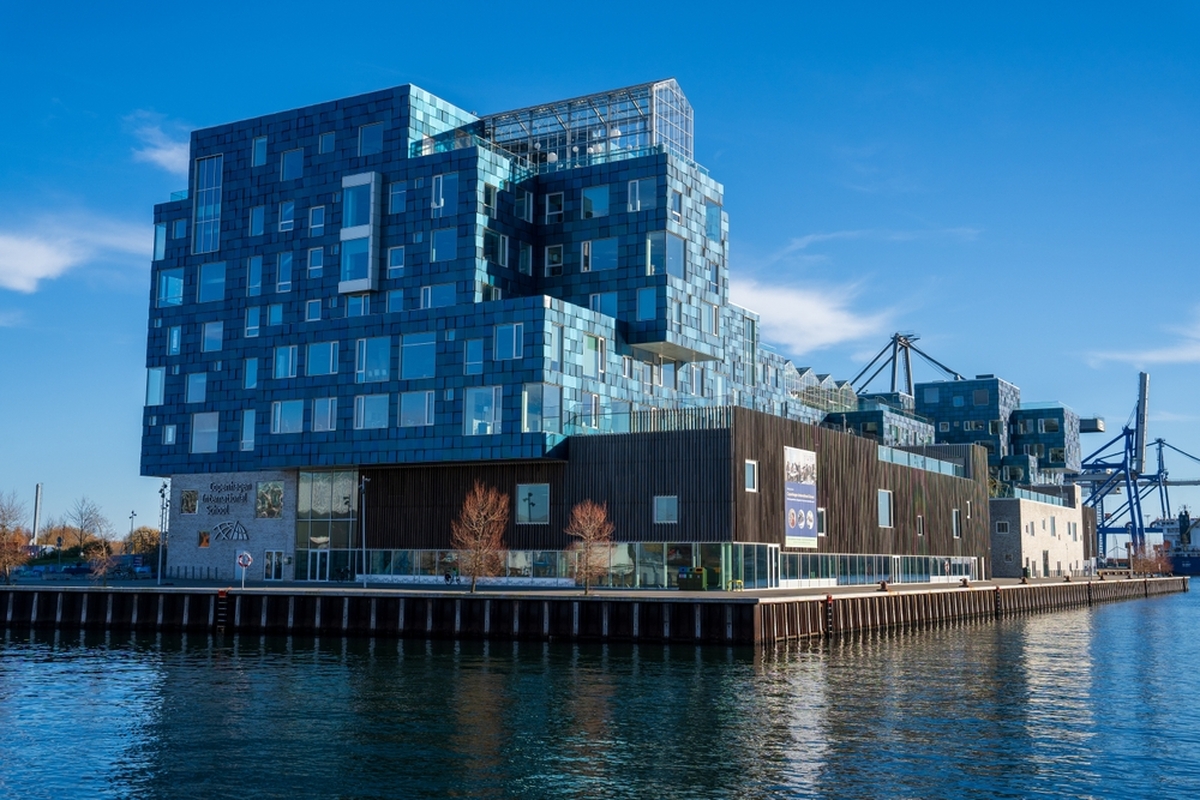 Výrobci dnes nabízejí barevné soláry. Ty byly použité například při výstavbě této kodaňské školy. Výrobci dnes nabízejí barevné soláry. Ty byly použité například při výstavbě této kodaňské školy.