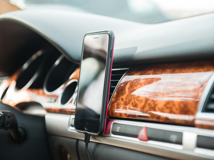 Držák na mobil si lze vyrobit i svépomocí