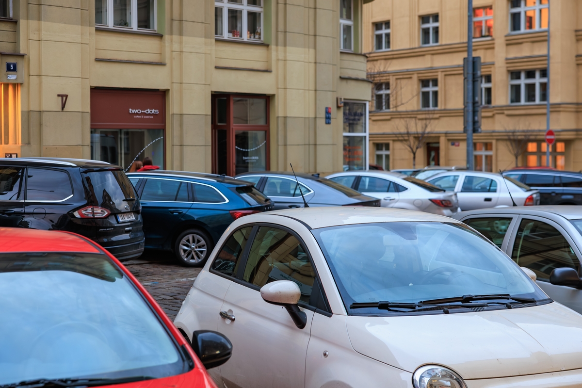 Poradna: Chci parkovací místo před domem pořád jen pro sebe. Co je legální a kde už hrozí průšvih