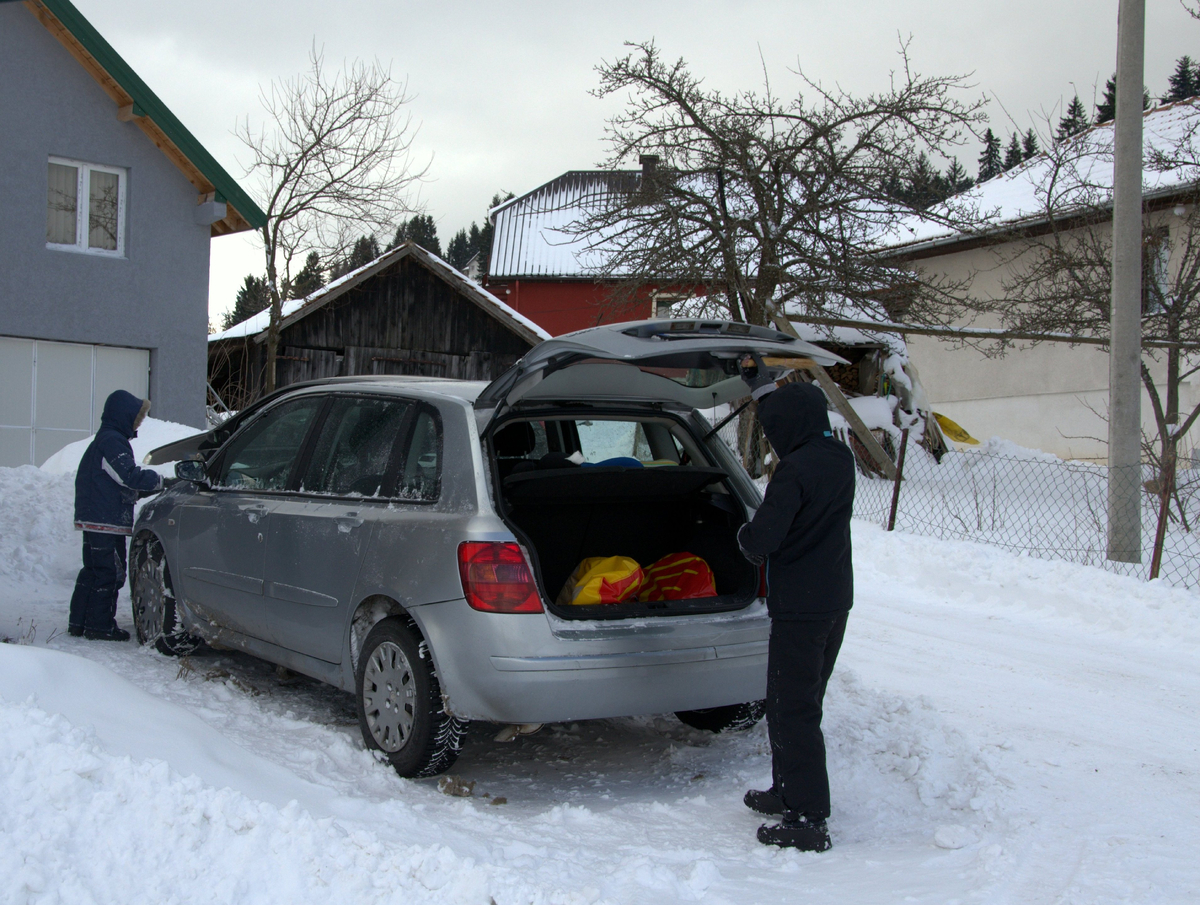Parkování v garáži je pro auto bezpečnější než venku, ale i tak je potřeba věnovat mu péči.
